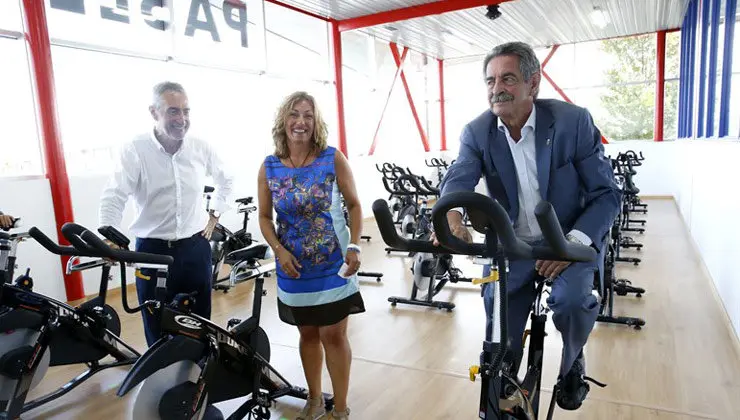 Visita de las autoridades al Pabell&oacute;n de Requejada