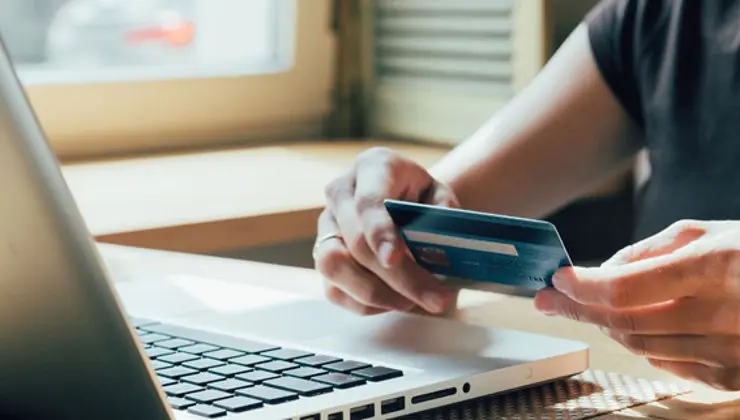 Un hombre con un ordenador