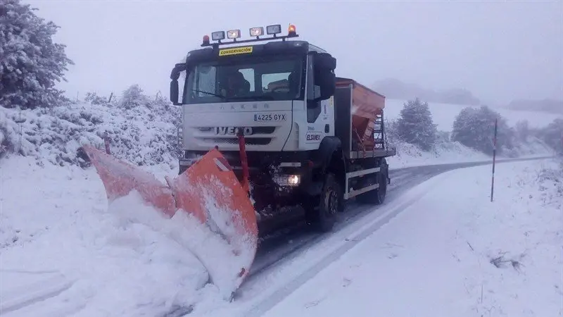Quitanieves durante los trabajos de conservaci&oacute;n de las carreteras