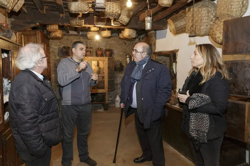 El consejero Oria durante la visita