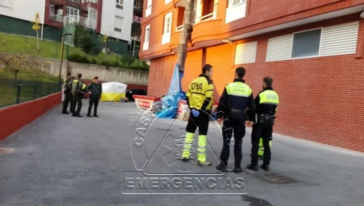El trabajador se ha precipitado cuando tiraba escombros desde la vivienda. Foto: DYA Castro Urdiales