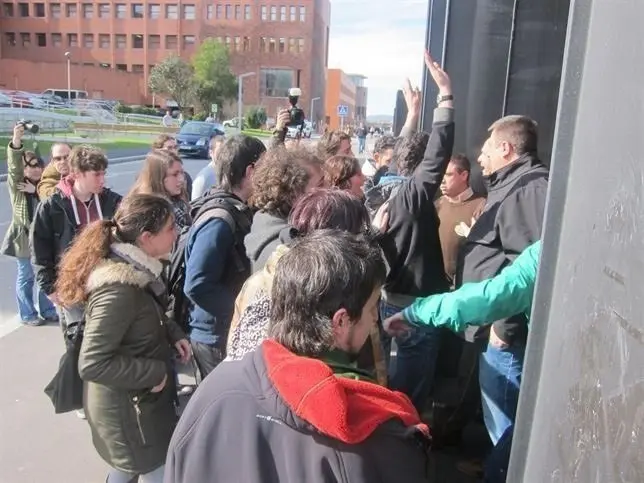 Escrache a Diego en la UC, antes de intervenir en un foro del CEUC