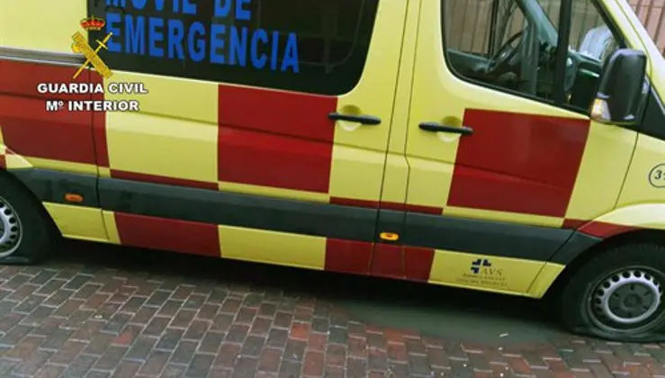 Ambulancia con las ruedas pinchadas