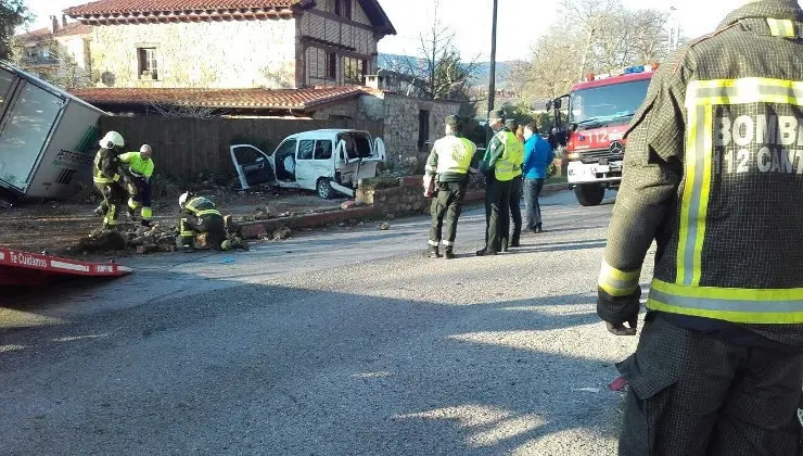 Los veh&iacute;culos han terminado chocando contra una vivienda tras el accidente