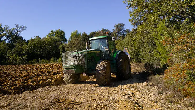 El peque&ntilde;o habr&iacute;a muerto al caer de un tractor. Foto: Pixabay