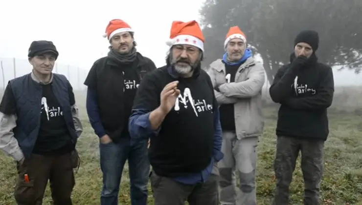 Luis Miguel Dom&iacute;nguez y los otros cuatro activistas procesados se dirigen a la c&aacute;mara antes de realizar la acci&oacute;n contra las casetas. Im&aacute;genes: YouTube