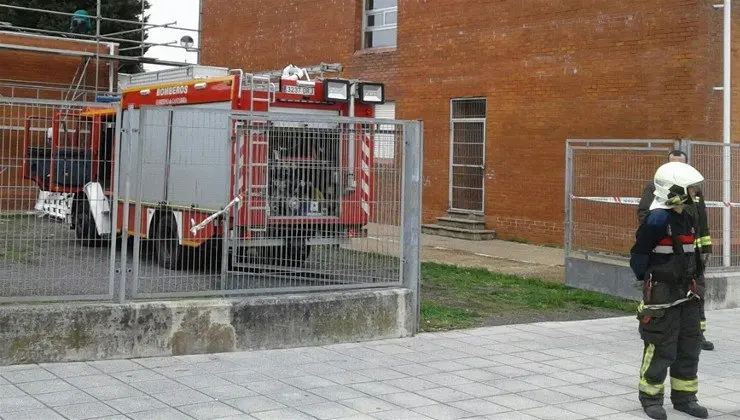 Efectivos del 112, durante las labores de extinci&oacute;n cerca del instituto de Colindres