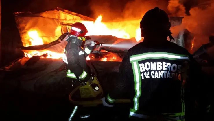 Los bomberos, durante las tareas de extinci&oacute;n