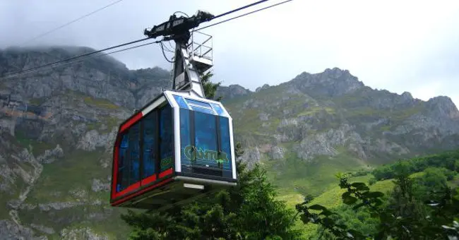 El tel&eacute;ferico de la estaci&oacute;n de Cantur en Fuente D&eacute;