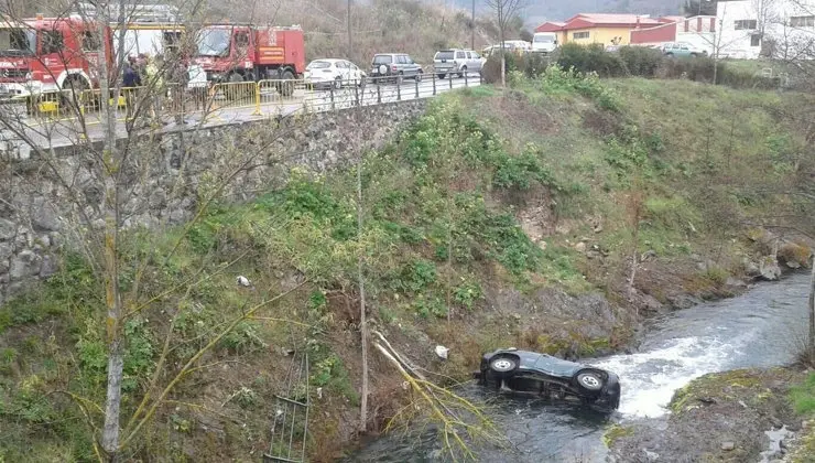 El 112 se ha encargado de sacar el coche del r&iacute;o de Potes