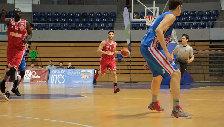 Lance de un encuentro Foto:  Sergio Cocho