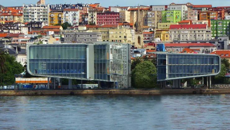 El Centro de Arte Bot&iacute;n, visto desde el mar