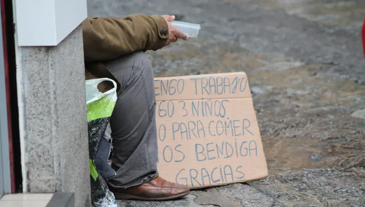 Una persona pide limosna en la calle