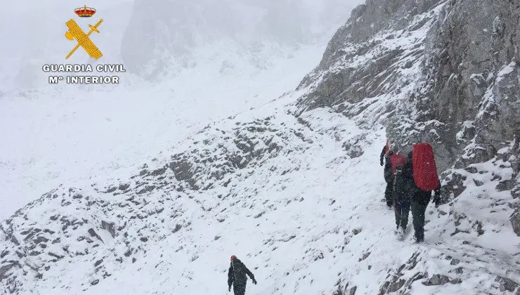 El Greim de la Guardia Civil ha logrado rescatar a los tres monta&ntilde;eros de Zamora