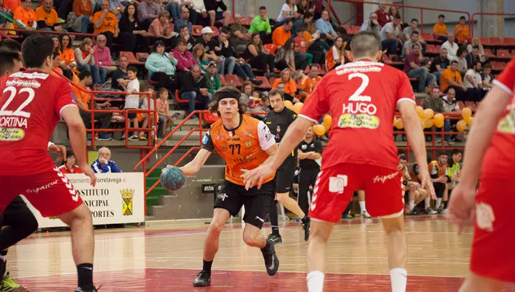 Lance de un partido del BM Torrelavega  Foto:Sa&uacute;l Ceballos