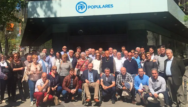 Los afines a Diego, tras presentar el documento en la sede del PP en Madrid
