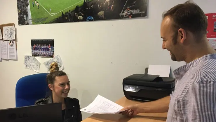 Tom&aacute;s Bustamante en las oficinas del club