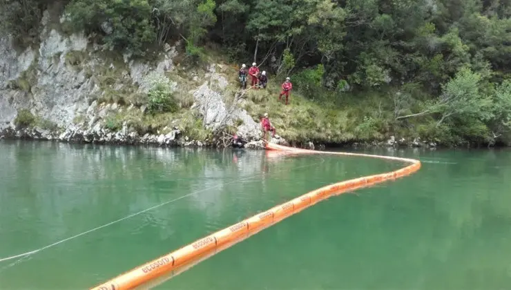 Dispositivo de control en las aguas del r&iacute;o Deva