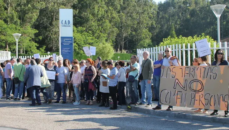 Un centenar de trabajadores se han concentrado en Centro de Atenci&oacute;n a la Dependencia