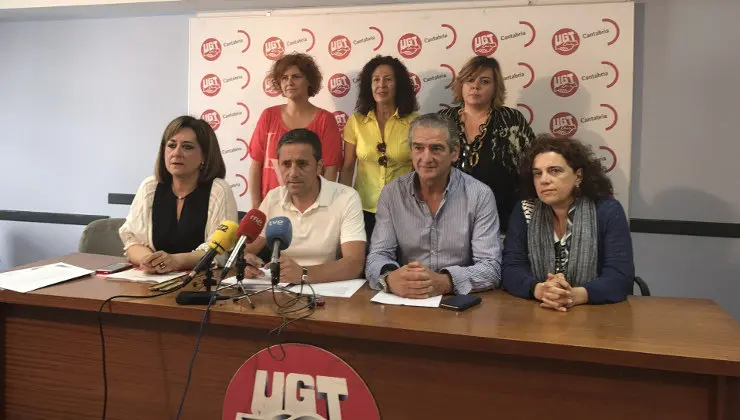 Renedo, Del Barrio y los delegados del comit&eacute; de empresa y de la Junta de Personal del Gobierno de Cantabria, durante la rueda de prensa