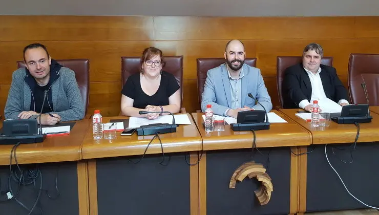 Blanco, Ord&oacute;&ntilde;ez, Revuelta y Bolado, durante la rueda de prensa en el Parlamento