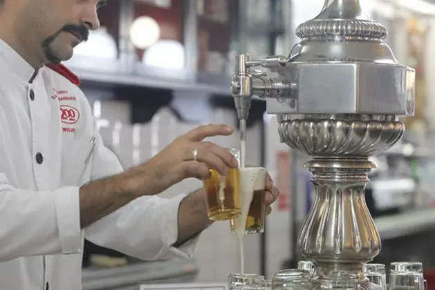 El sector servicios vuelve a ser en el que m&aacute;s se reduce el paro