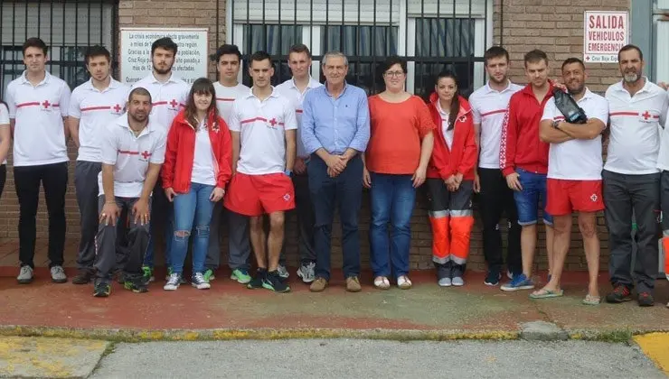 El alcalde junto a los socorristas