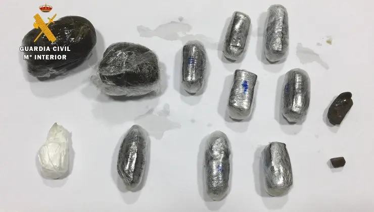 Material incautado al preso que trat&oacute; de introducir en El Dueso la droga introducida en el recto