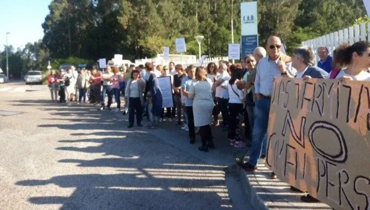 Manifestantes junto al CAD