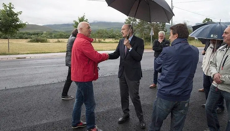 El consejero de Obras P&uacute;blicas, Jos&eacute; Mar&iacute;a Maz&oacute;n, ha inaugurado la mejora de los accesos a la localidad de Ormas desde el cruce de Proa&ntilde;o