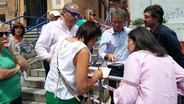La alcaldesa de Santander, Gema Igual, de espaldas frente a C&eacute;sar D&iacute;az tras el derrumbe del edificio