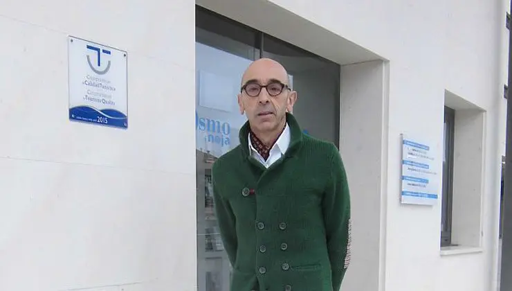 El exalcalde de Noja, Jes&uacute;s D&iacute;az (PP), junto a la oficina de turismo de la Villa