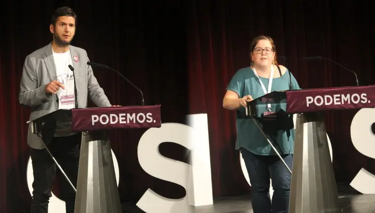 El coordinador general de Podemos Cantabria, Alberto Gav&iacute;n, y la diputada Ver&oacute;nica Ord&oacute;&ntilde;ez, durante sus intervenciones en la asamblea Arronti