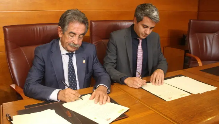 Miguel &Aacute;ngel Revilla y Pablo Zuloaga firmman la adenda al Pacto de Legislatura 2015-2019 entre PRC y PSOE