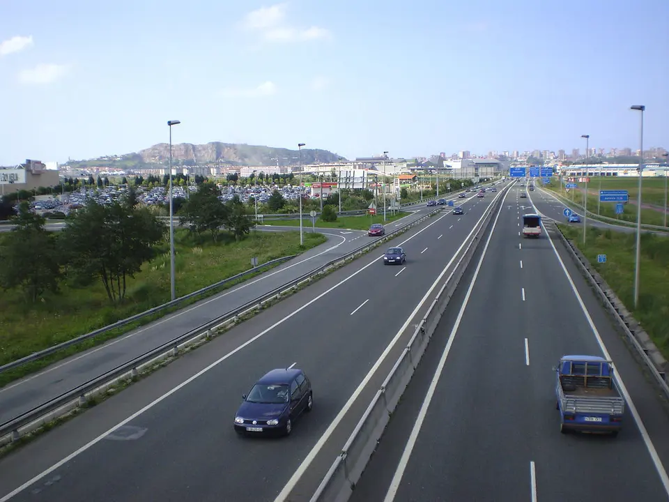 Tr&aacute;fico en la S 10, altura aeropuerto Santander