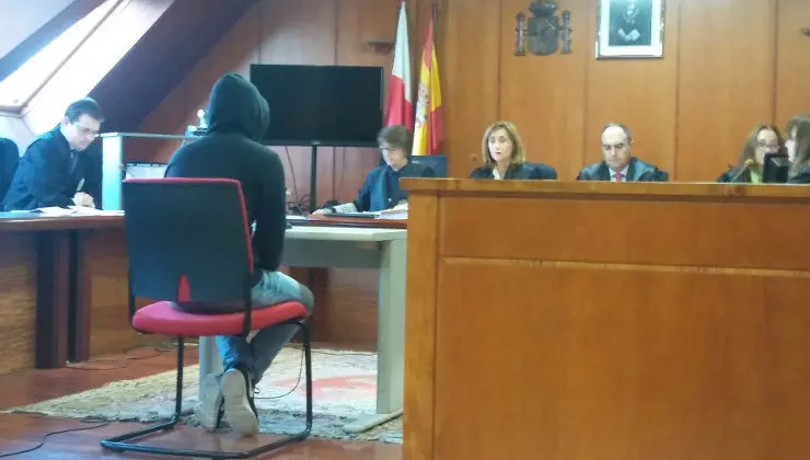 Un instante del juicio en el que el hombre acusado de abusos sexuales a su sobrina