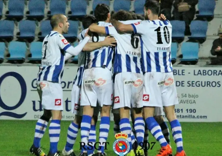 Los jugadores de la Gimn&aacute;stica celebrando un tanto