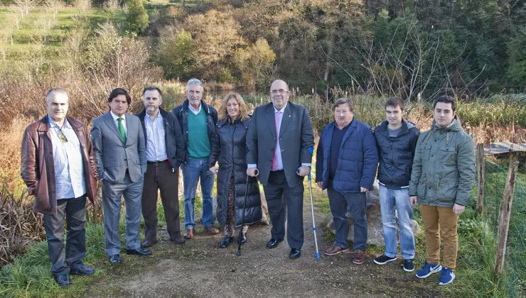 Las autoridades durante su visita a la zona
