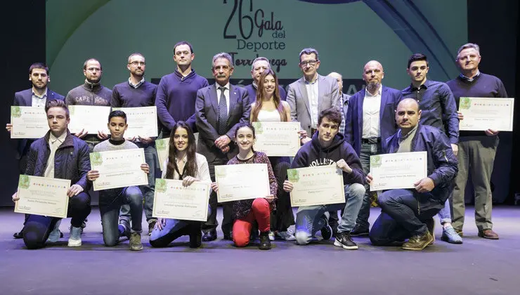 Las autoridades junto a los premiados