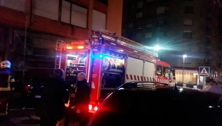 Un instante de la labor de los bomberos al extinguir el incendio de Camargo