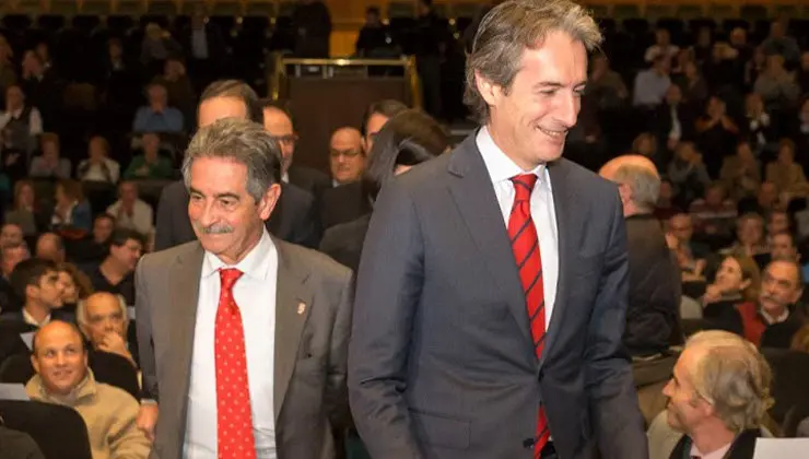 El presidente de Cantabria, Miguel &Aacute;ngel Revilla, y el ministro de Fomento, &Iacute;&ntilde;igo de la Serna, en el CASYC. Foto- Lalo Cuevas