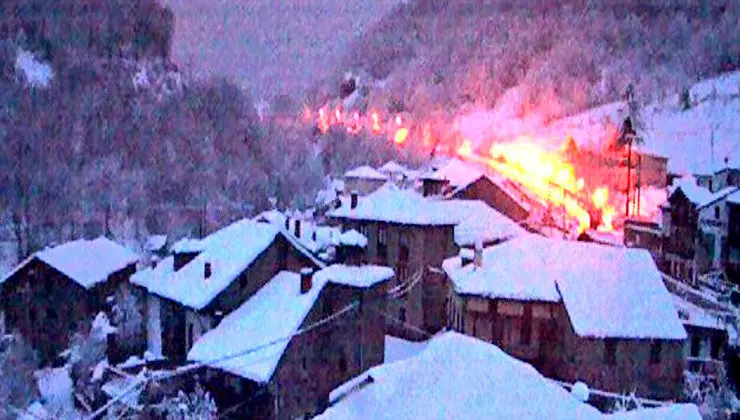 El pueblo de Espinama, bajo la nieve