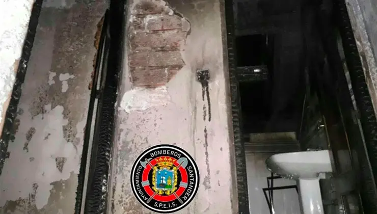 Estado en el que qued&oacute; el garaje quemado en Pontones