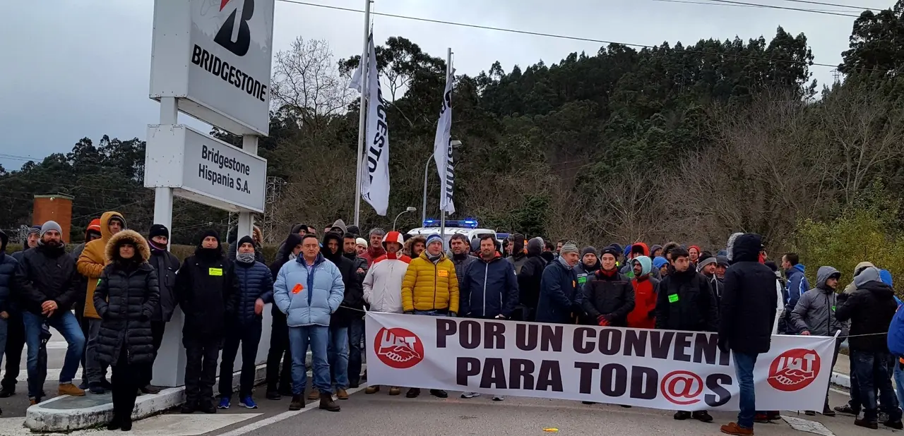 Concentraci&oacute;n en Bridgestone


La huelga de una semana (13 al 19 de febrero) convocada por los sindicatos UGT y BUB en Bridgestone ha paralizado, seg&uacute;n &eacute;stos, la producci&oacute;n de la f&aacute;brica de Puente San Miguel, tras secundarla cerca del 100% de la plantilla de producci&oacute;n en el primer turno de trabajo afectado por los paros, el de ma&ntilde;ana (de 5.45 a 13.45 horas).

POLITICA ESPA&Ntilde;A EUROPA CANTABRIA
UGT