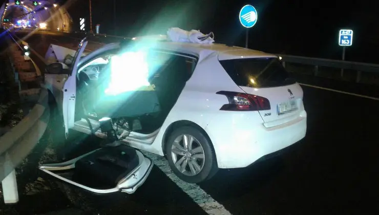 A su llegada, los bomberos procedieron a liberar al conductor del veh&iacute;culo cortando el pilar central del coche para sacar al hombre por el lateral izquierdo