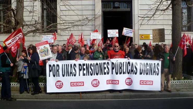 Seg&uacute;n UGT y CCOO unas 200 personas han secundado la concentraci&oacute;n de este jueves ante la Delegaci&oacute;n del Gobierno