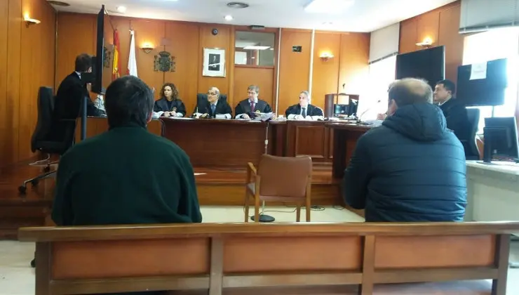 Los dos acusados de la violaci&oacute;n a la esposa de uno de ellos, durante el juicio