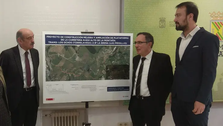 El consejero de Obras P&uacute;blicas, Jos&eacute; Mar&iacute;a Maz&oacute;n, el alcalde de Torrelavega, Jos&eacute; Manuel Cruz Viadero, y el primer teniente de alcalde, Javier L&oacute;pez Estrada