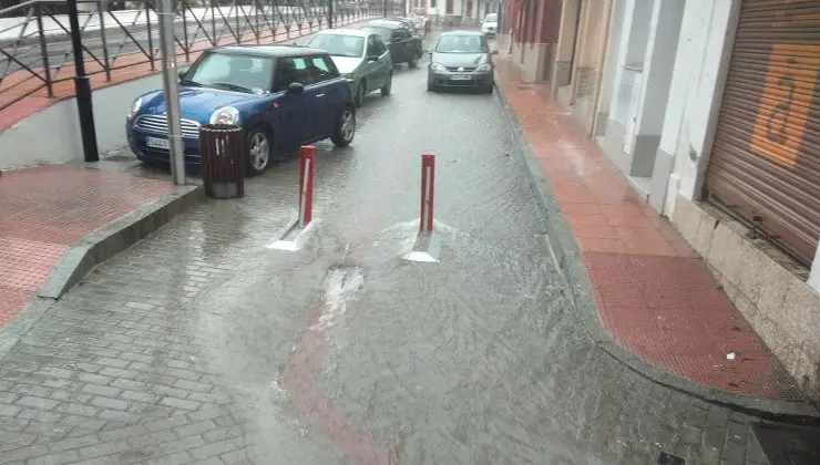 El agua corre por una calle