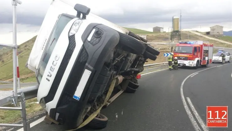 Imagen del cami&oacute;n volcado